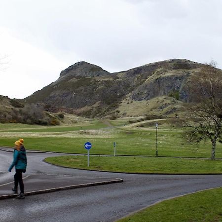 2 Bedrooms Flat Central Edinburgh, Sleeps 6, In The Shadow Of Holyrood Park And Arthur'S Seat With Free Parking, Two Bed Rooms Kültér fotó