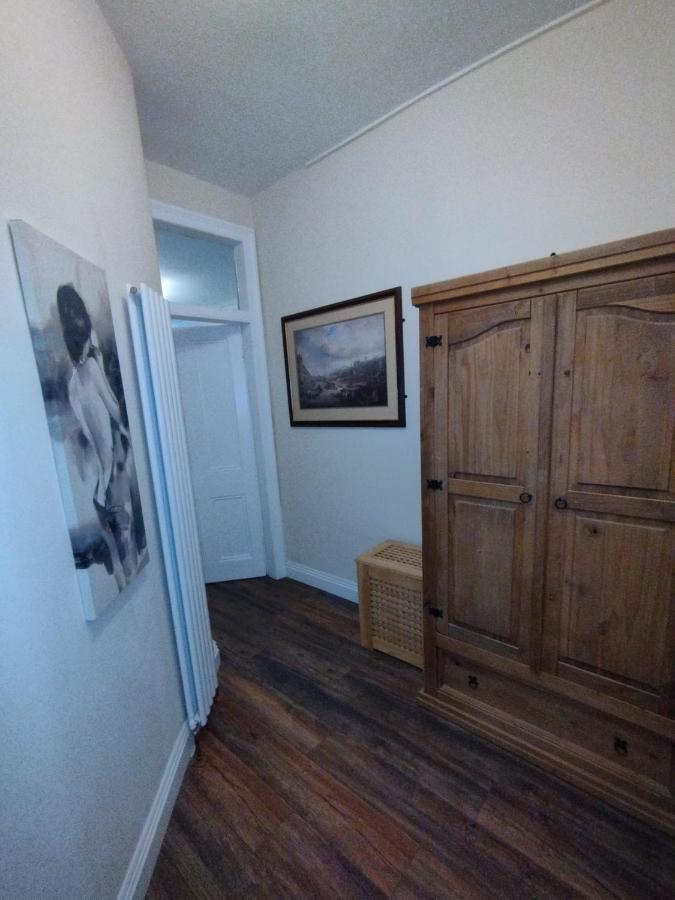 2 Bedrooms Flat Central Edinburgh, Sleeps 6, In The Shadow Of Holyrood Park And Arthur'S Seat With Free Parking, Two Bed Rooms Kültér fotó