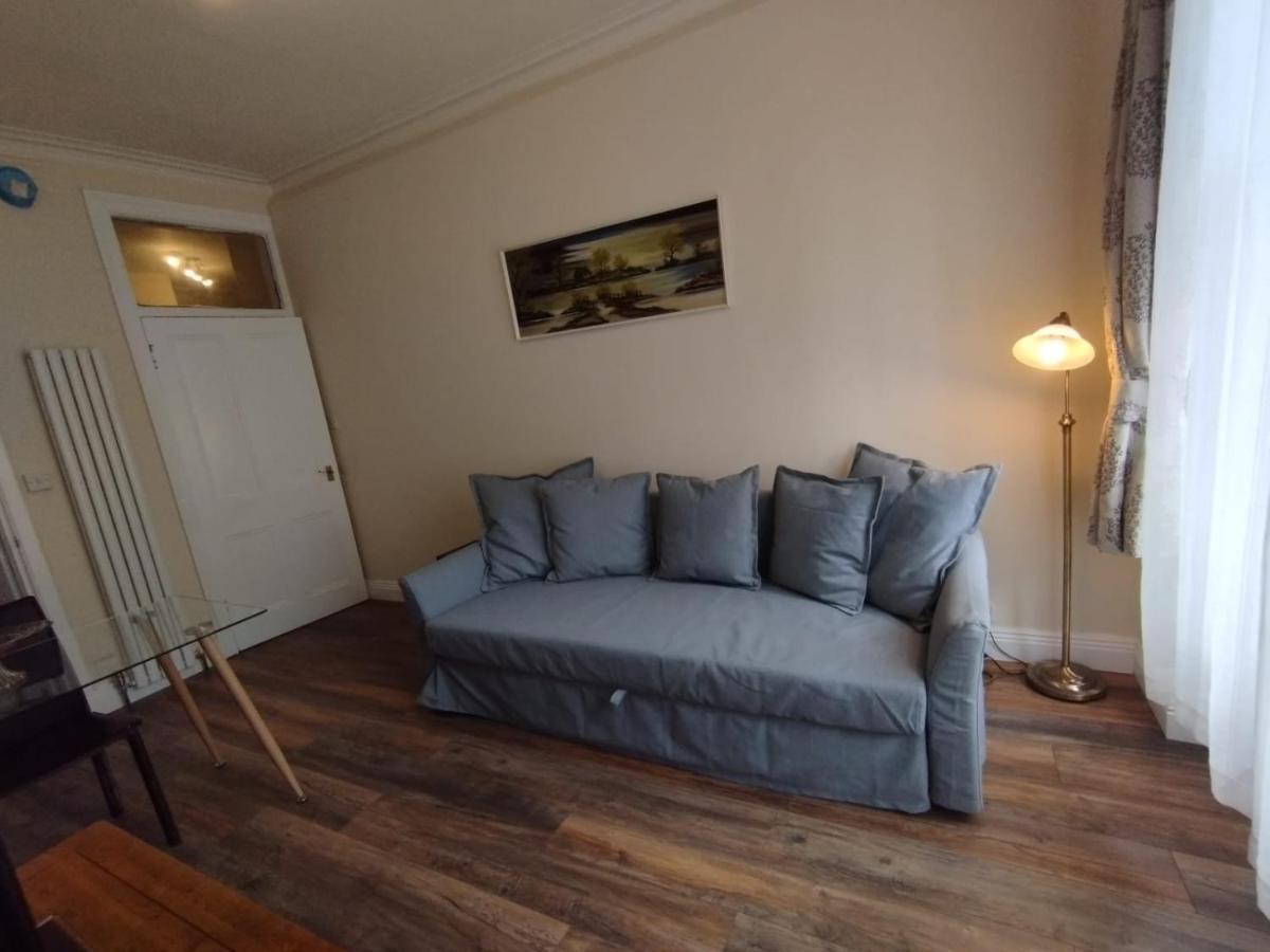 2 Bedrooms Flat Central Edinburgh, Sleeps 6, In The Shadow Of Holyrood Park And Arthur'S Seat With Free Parking, Two Bed Rooms Kültér fotó