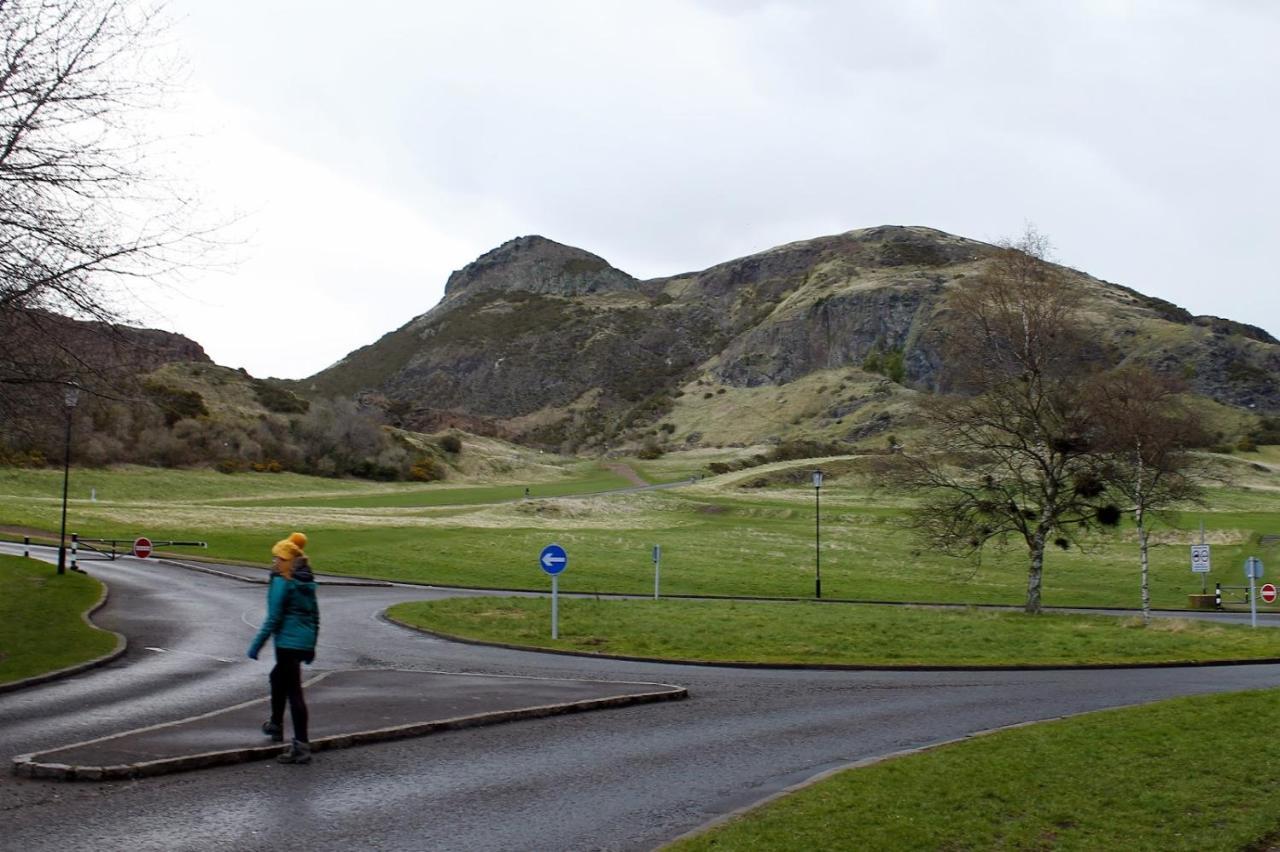 2 Bedrooms Flat Central Edinburgh, Sleeps 6, In The Shadow Of Holyrood Park And Arthur'S Seat With Free Parking, Two Bed Rooms Kültér fotó